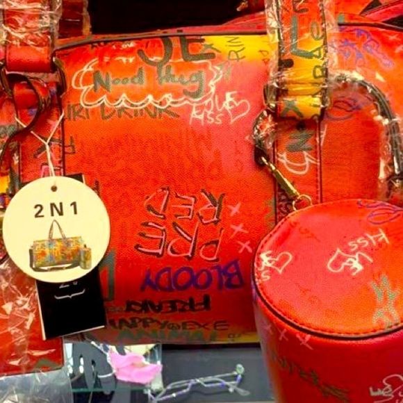 Graffiti Print 2N1 Duffle Overnight Bag - Picture 7 of 9